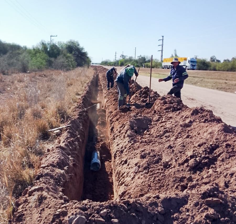 CHAMICAL: COMENZÓ INSTALACIÓN DE CAÑERIAS PARA RECUPERAR EL SISTEMA DE AGUA POTABLE