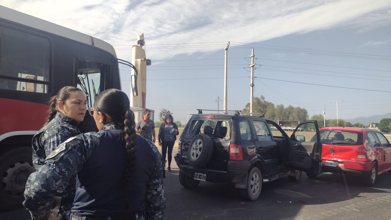 UN COLECTIVO PROVOCÓ UN CHOQUE EN CADENA EN LA ROTONDA DE SAN NICOLÁS