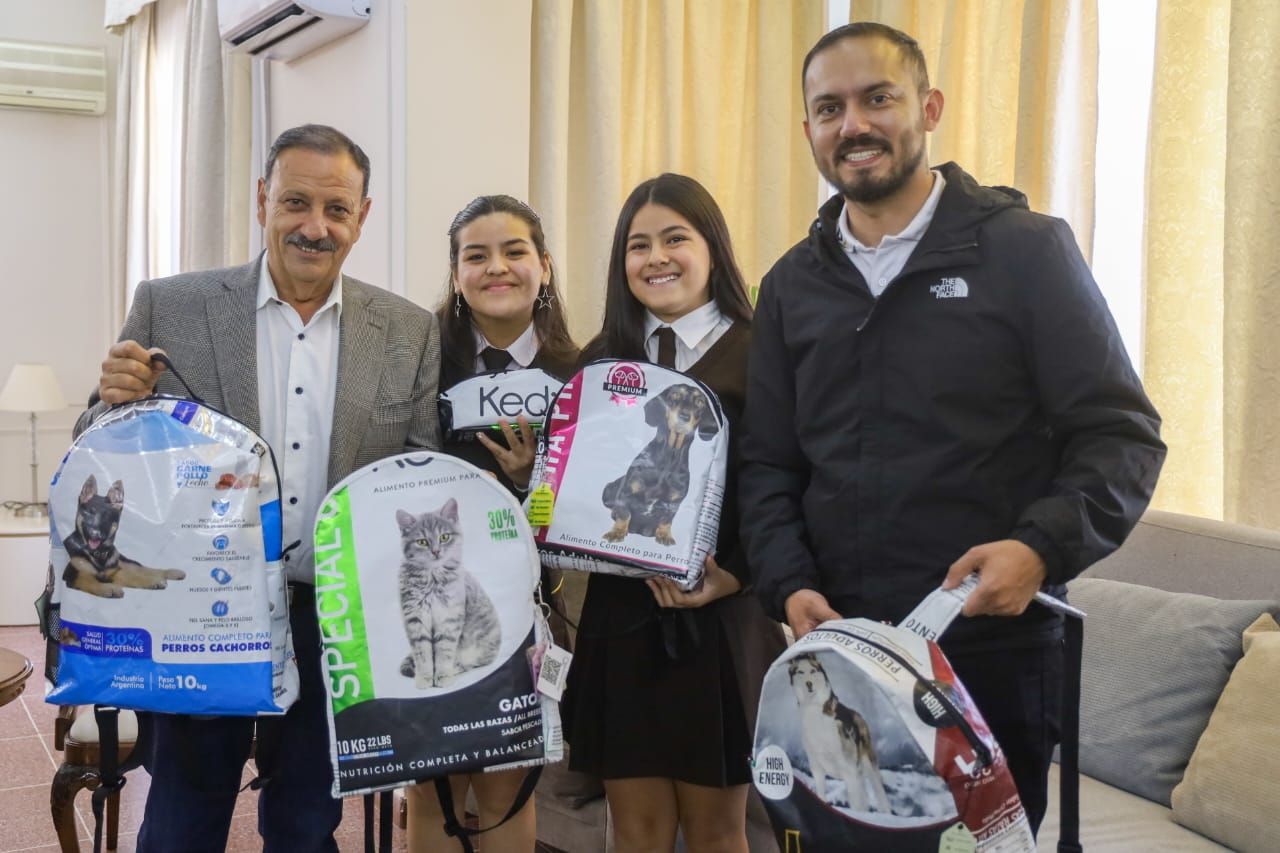 QUINTELA RECIBIÓ A ESTUDIANTES DE LA PIO XII QUE LE REGALARON AL PAPA FRANCISCO MOCHILAS RECICLADAS