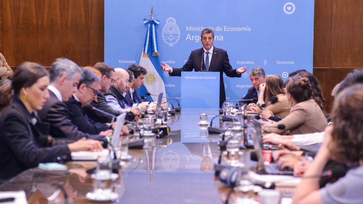 SERGIO MASSA PROYECTA SUPERÁVIT FISCAL DEL 1% Y UNA RECUPERACIÓN DE LA ECONOMIA PARA EL 2024