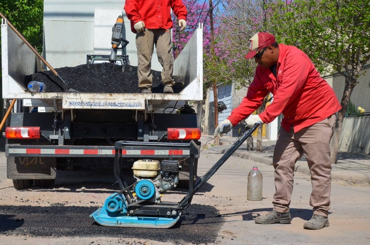 AVANZA EL BACHEO EN EL BARRIO SAN MARTÍN