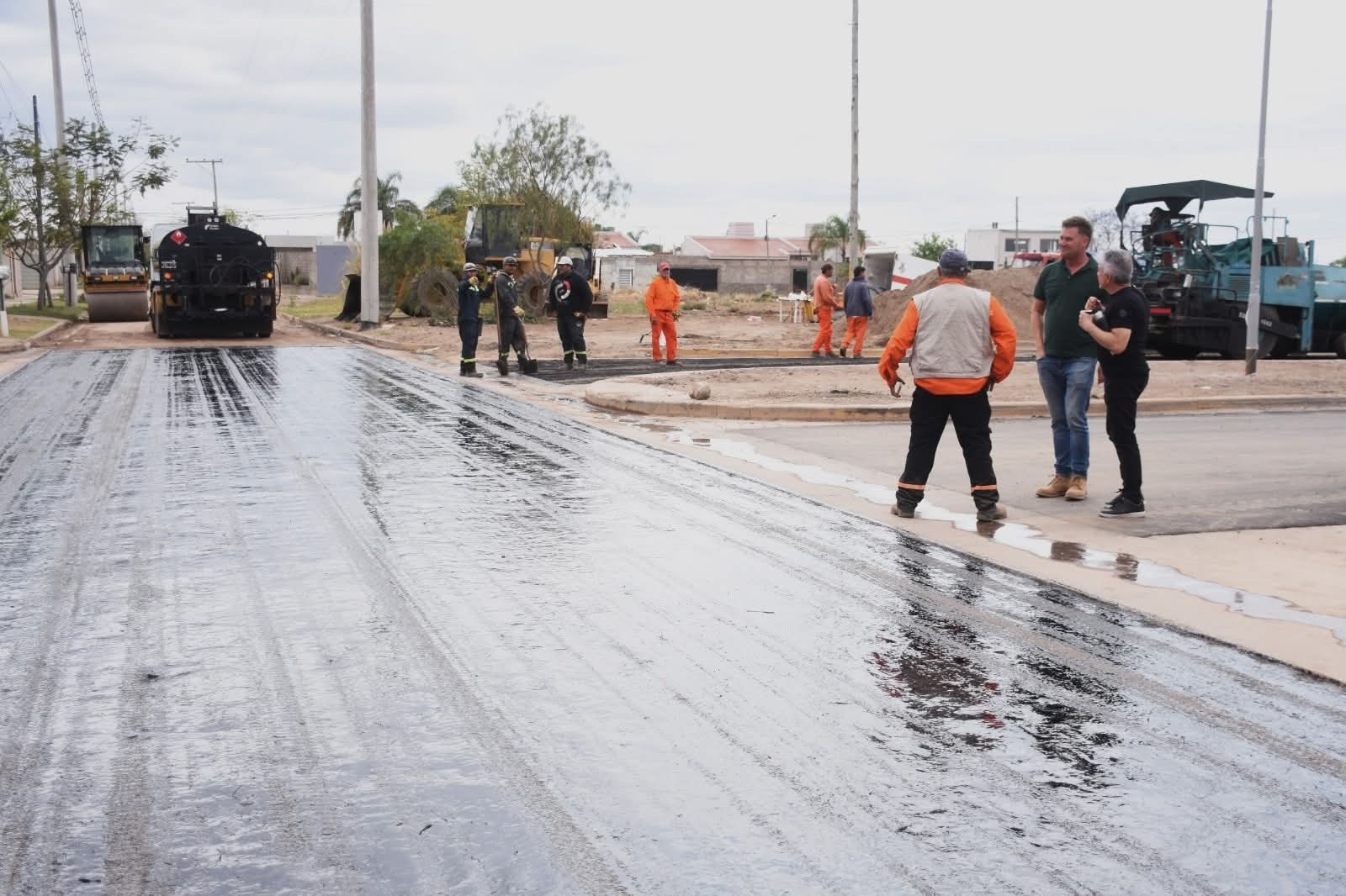 AVANZA EL ASFALTADO DE LA AVENIDA ROSA BAZÁN DE  CÁMARA PARA MEJORAR LA TRANSITABILIDAD DEL SECTOR 