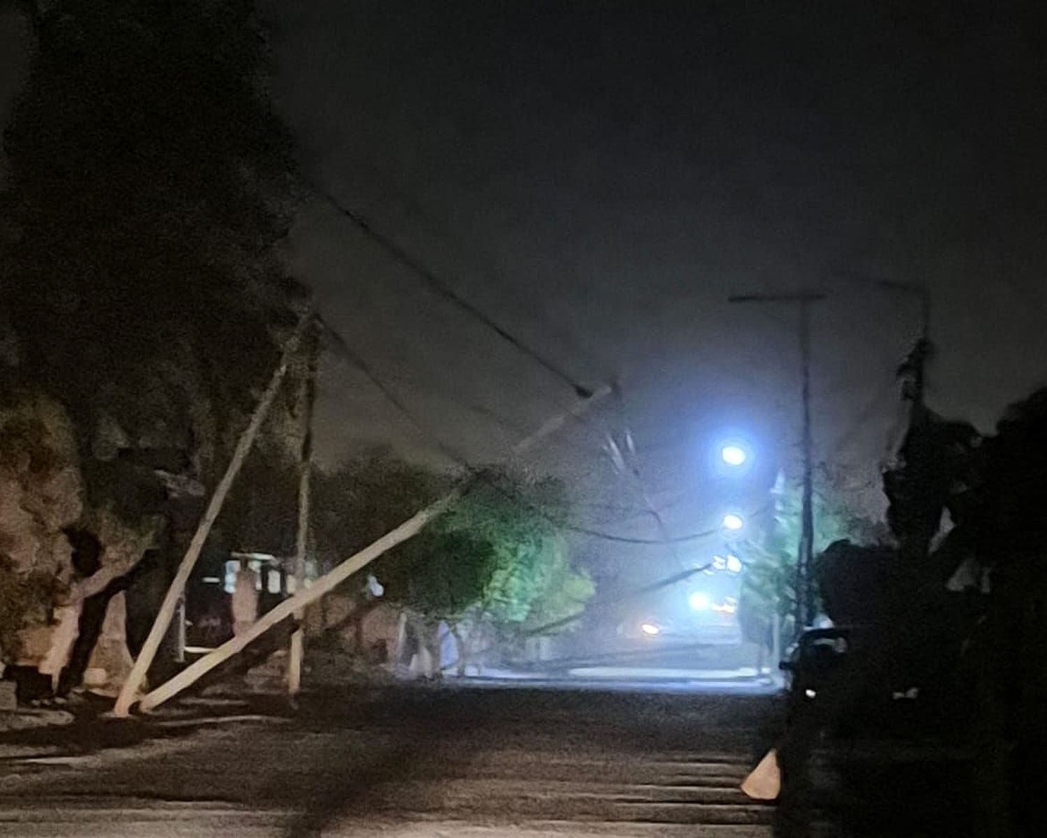 EL VIENTO ZONDA PASÓ POR VICHIGASTA Y DEJÓ POSTES CAIDOS