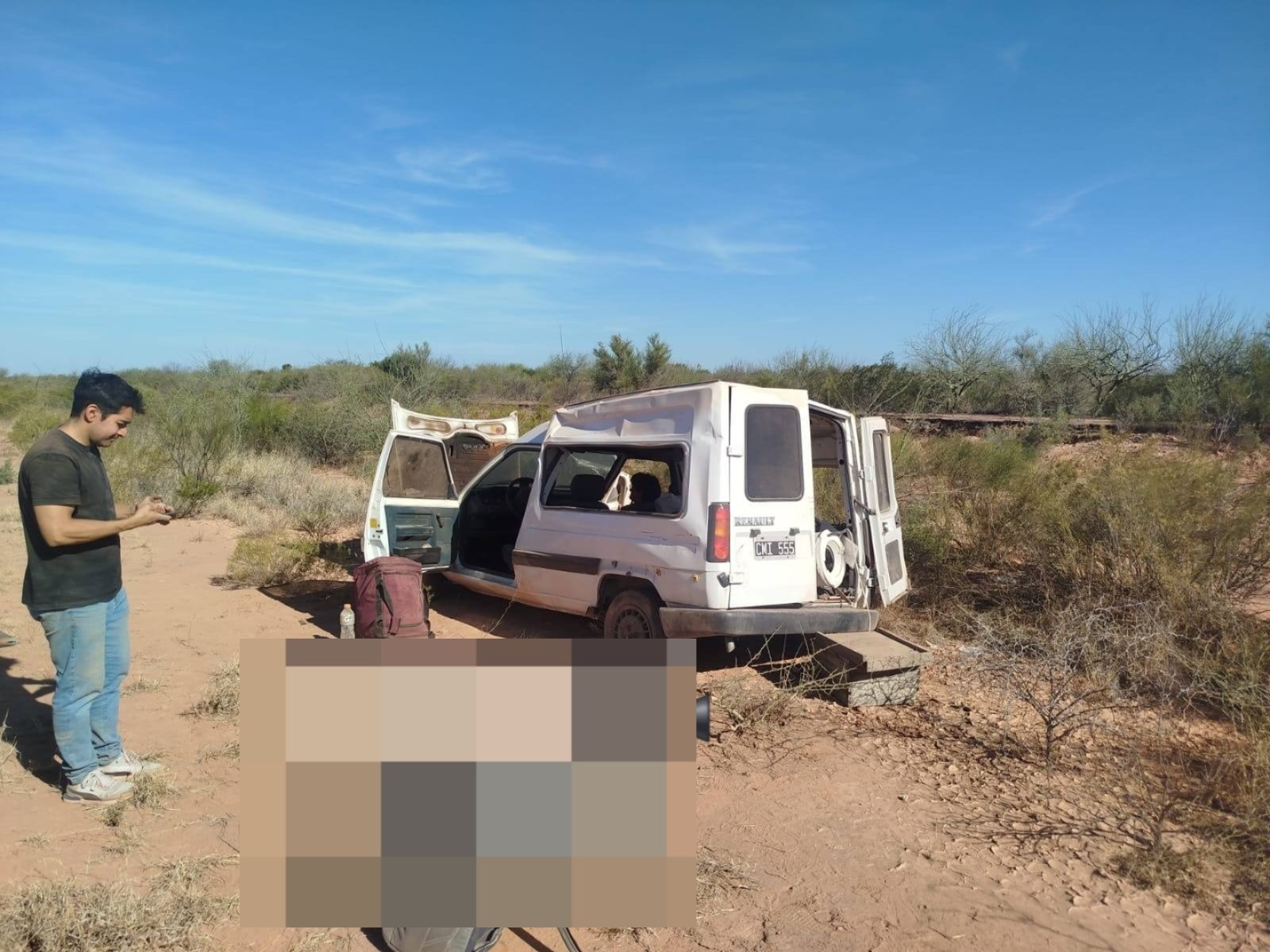 SE LE REVENTÓ UNA RUEDA, SE FUE A LA BANQUINA Y UNA MUJER RESULTÓ HERIDA