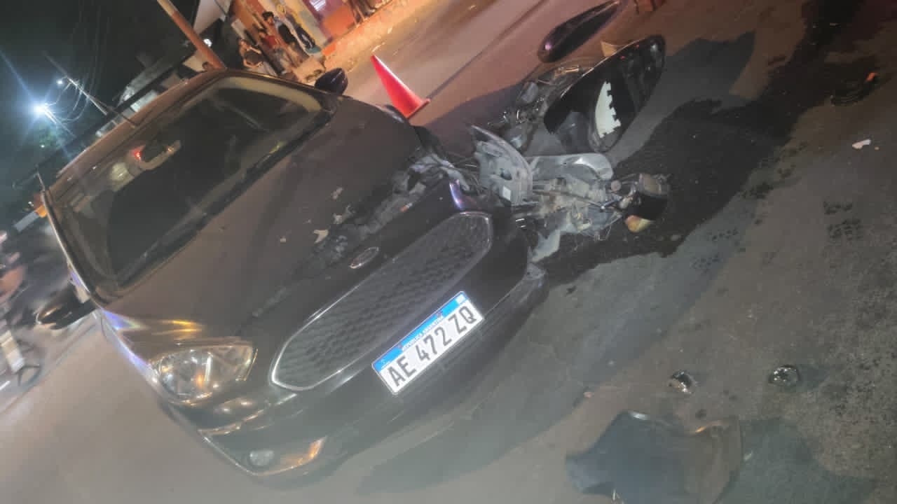 FUERTE SINIESTRO VIAL DEJÓ A UN MOTOCICLISTA CON SERIAS HERIDAS TRAS CHOCAR CON UN AUTO