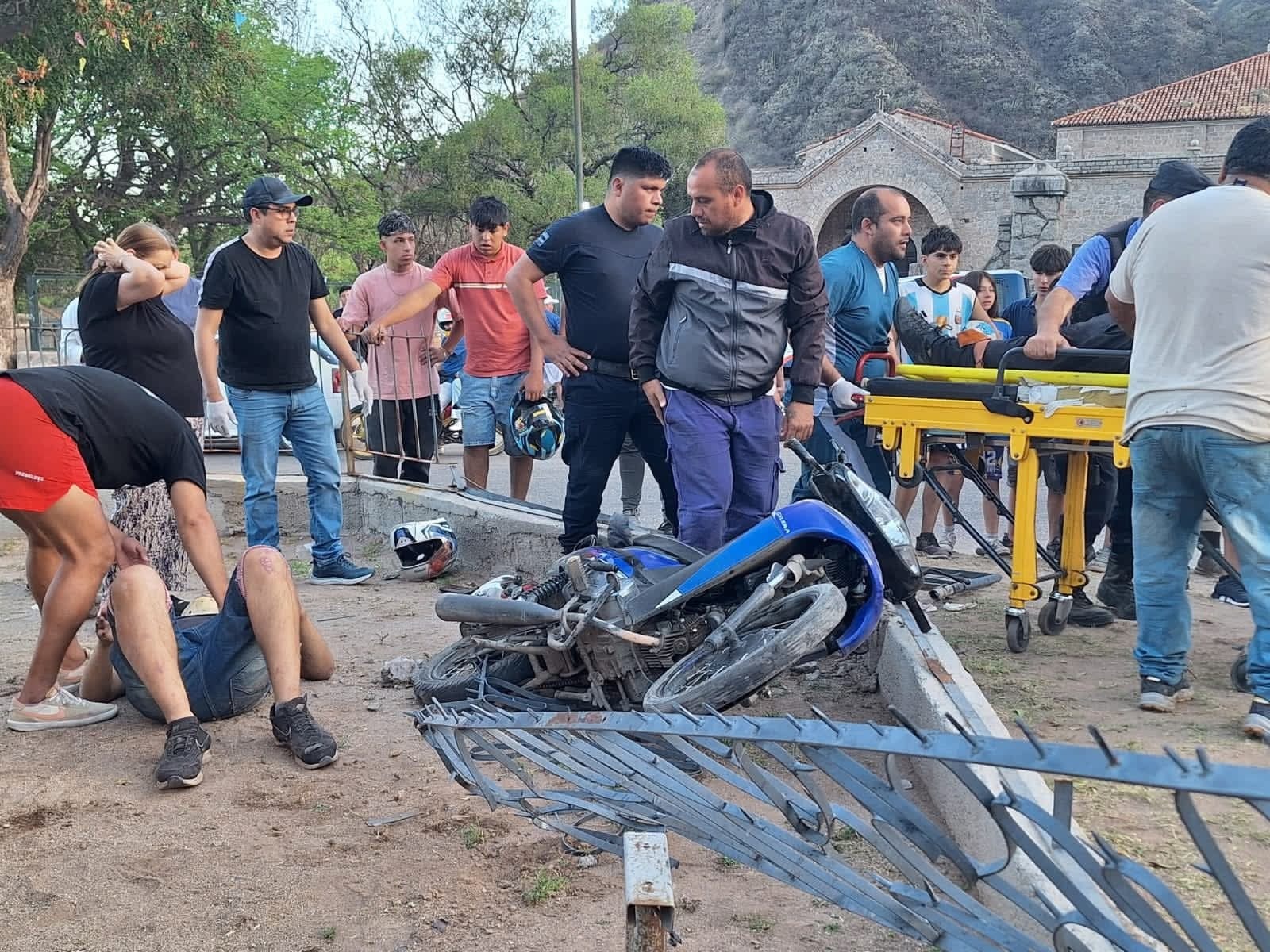 MOTOCICLISTAS SE ESTRELLARON CONTRA LA ROTONDA DE LAS PADERCITAS Y ESTÁN GRAVES