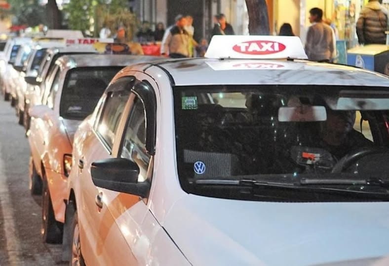CRUCE ENTRE TAXISTAS Y REMISEROS POR LA NUEVA ORDENANZA DE PARADAS  
