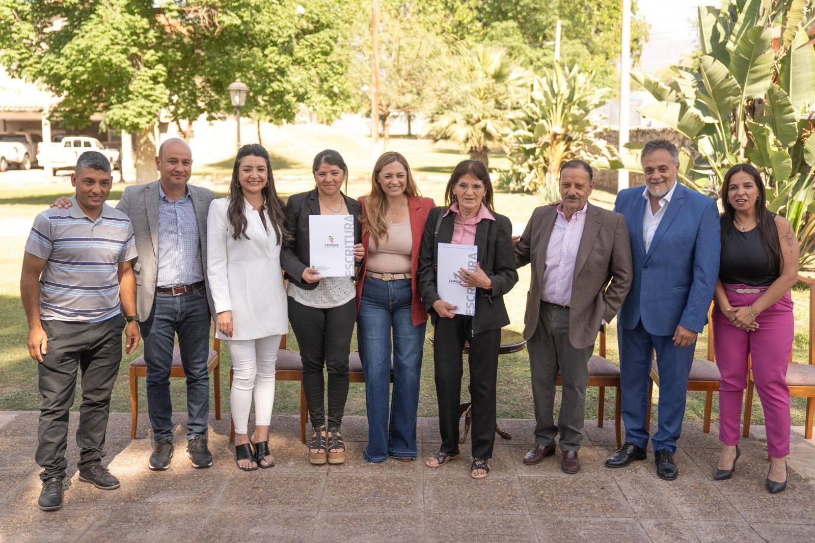 LA PROVINCIA ENTREGÓ ESCRITURAS EN CAPITAL Y CHILECITO