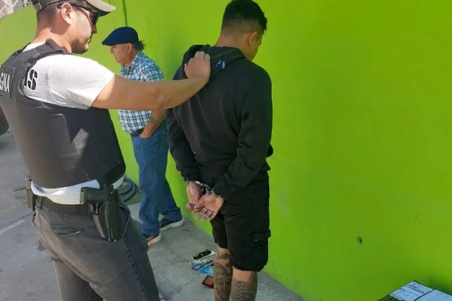 DETUVIERON A UN HOMBRE CUANDO FUE A RETIRAR UNA ENCOMIENDO CON MÁS DE CINCO KILOS DE MARIHUANA