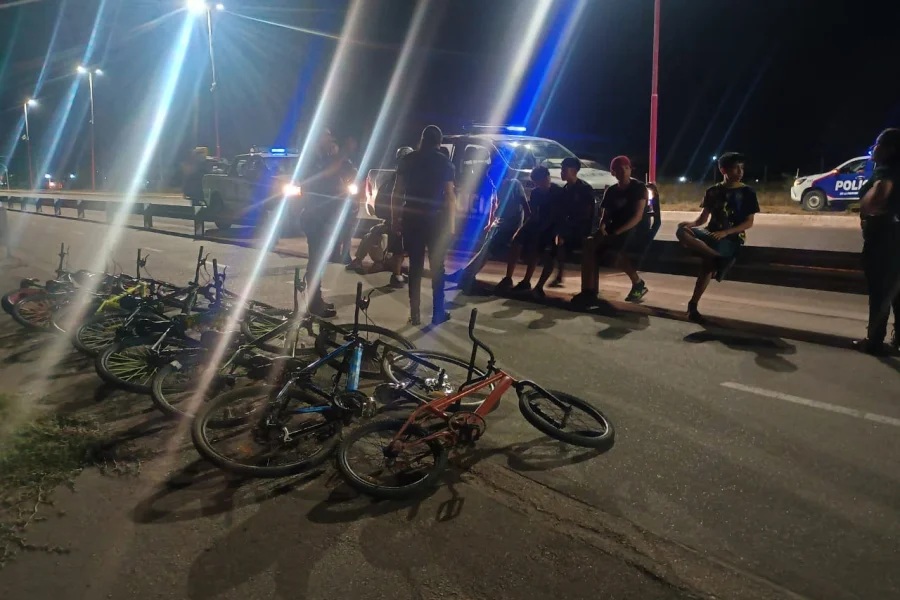 DISPERSAN Y DEMORAN A ADOLESCENTES QUE REALIZABAN MANIOBRAS PELIGROSAS EN BICICLETAS