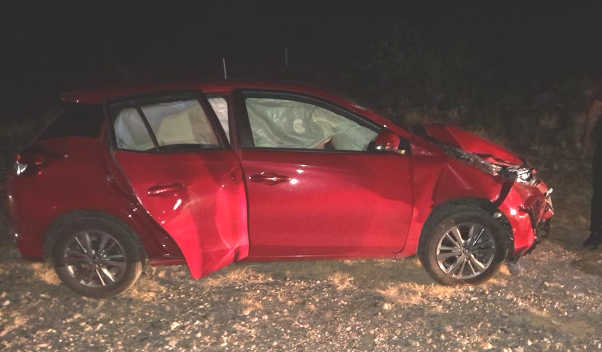 IMPRESIONANTE CHOQUE ENTRE UN AUTO Y UNA MOTO EN RUTA 40: DOS HERIDOS GRAVES