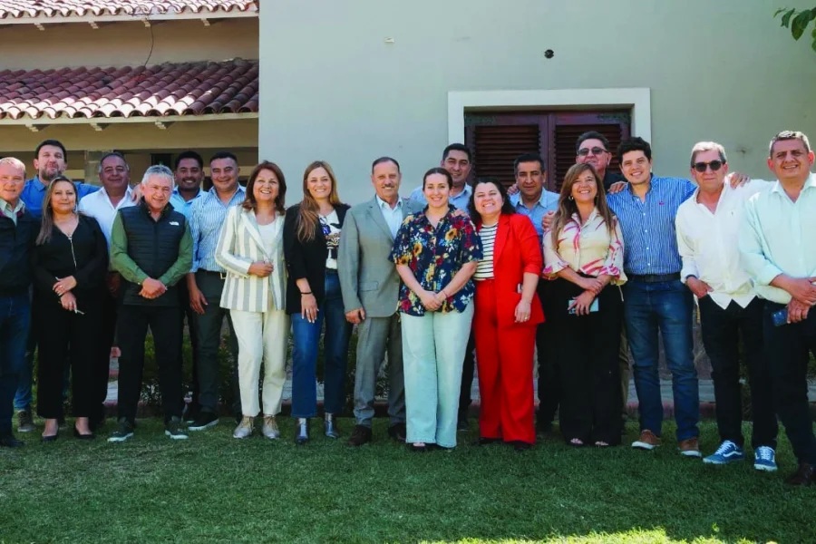 RICARDO QUINTELA SE REUNIÓ CON INTENDENTES Y HABLÓ SOBRE SU AUSENCIA EN EL ENCUENTRO CON EL PRESIDENTE MILEI 