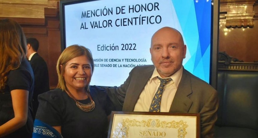 CLARA VEGA ENTREGÓ UNA DISTINCIÓN AL DR. LUIS DE LA FUENTE 