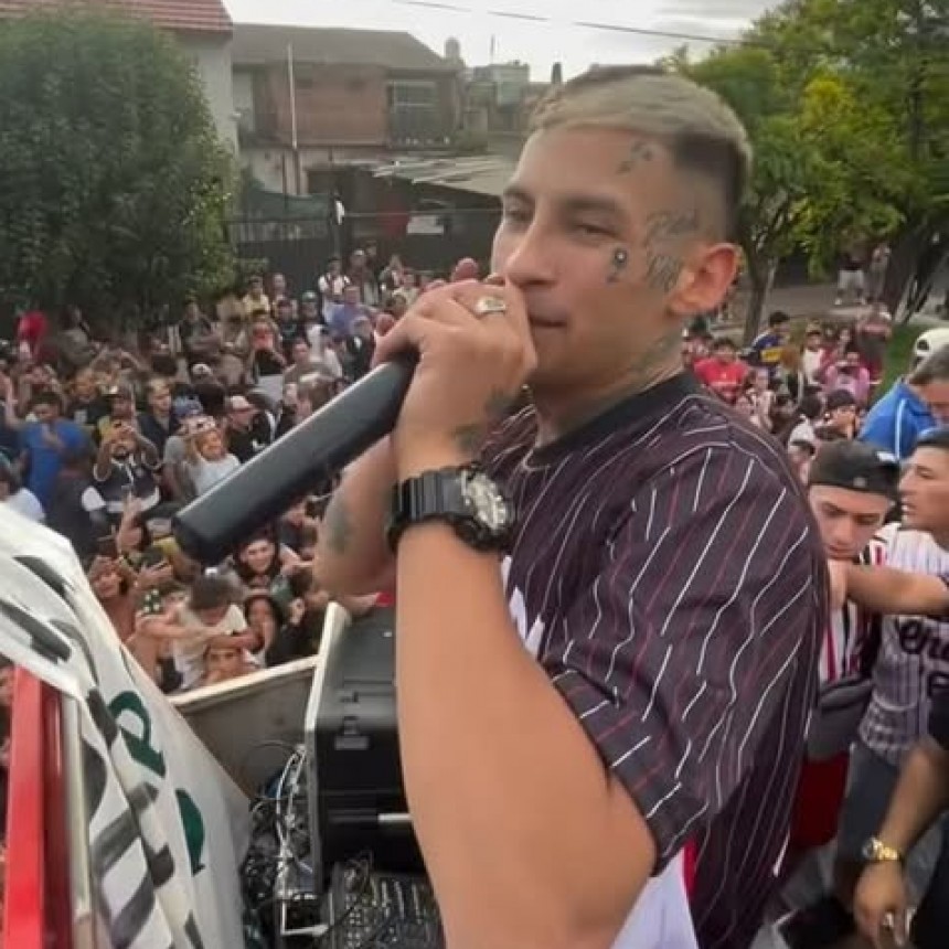 L-GANTE SE VISTIÓ DE PAPÁ NOEL Y REGALÓ CIEN MIL PESOS A SUS FANS POR NAVIDAD